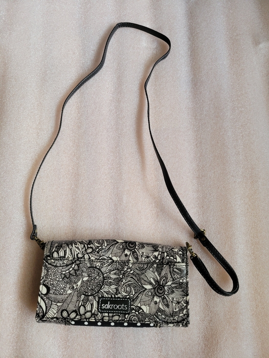 Sakroots Handbags - Sakroots Women’s Printed Black/Off White Adjustable Strap Crossbody Wallet/Purse